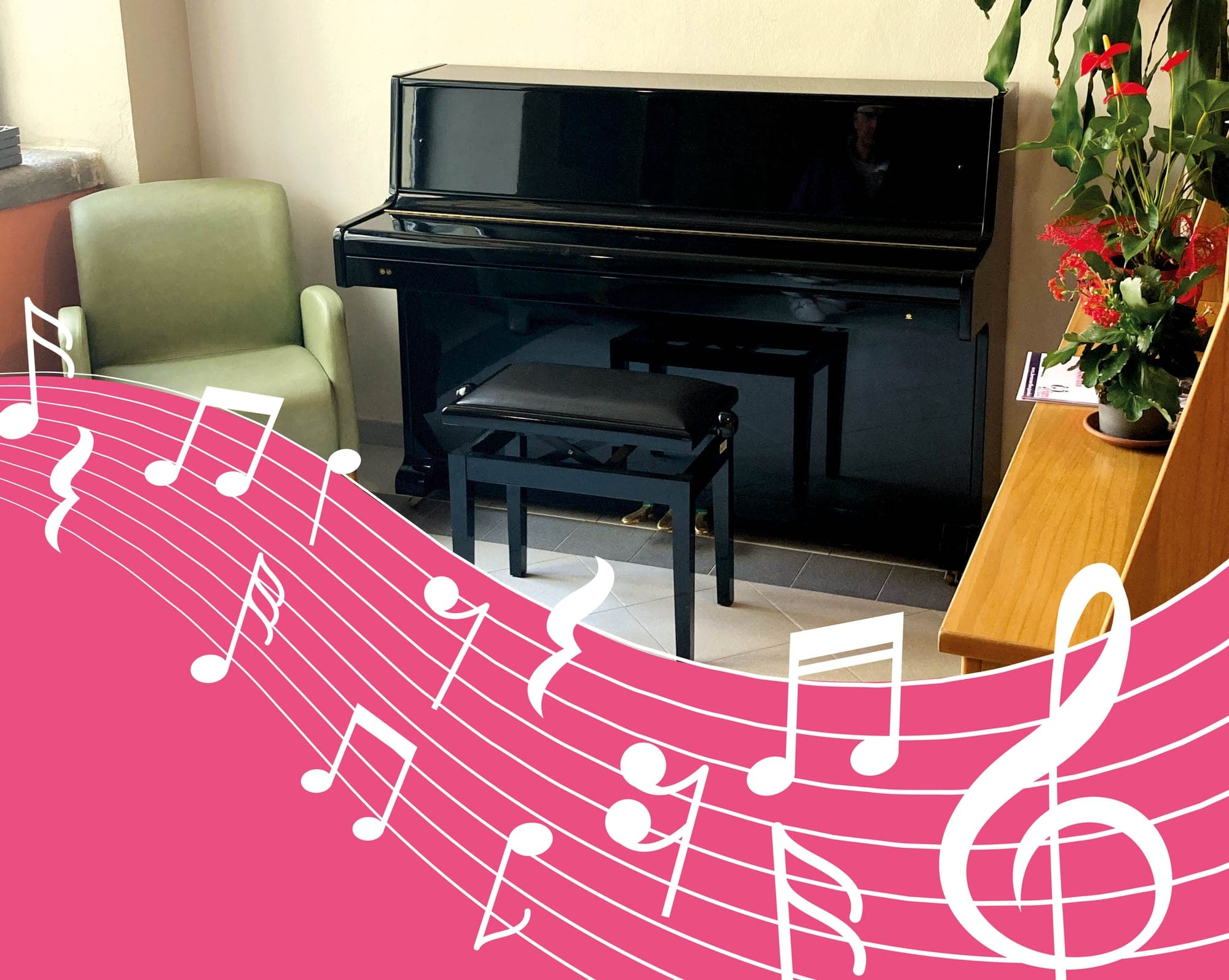 Il pianoforte verticale nella sala dell’Hospice